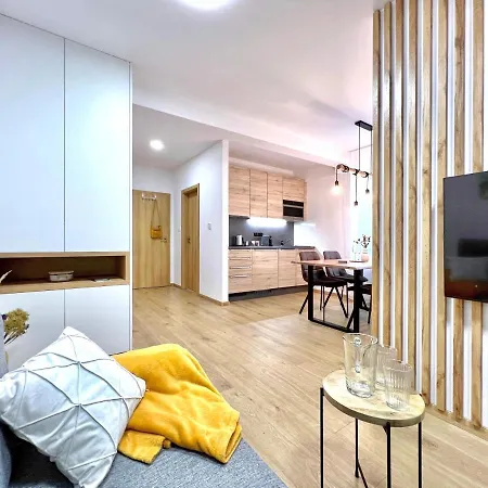 K Lanovce S Parkovanim Apartment *